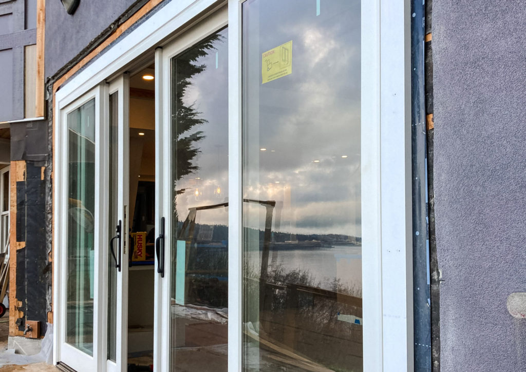 Facade renovation work around glass doors in the Purple one project